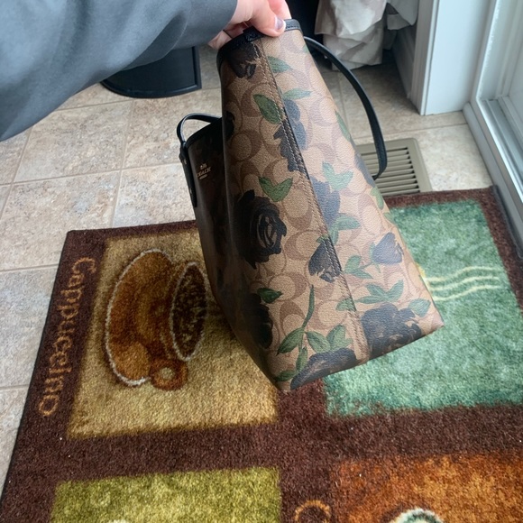 REVERSIBLE CITY TOTE WITH CAMO ROSE FLORAL PRINT - Picture 4 of 8